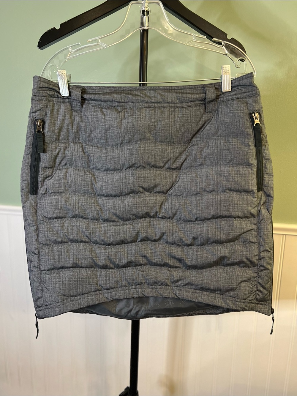 Like New- Skhoop Quilted Down Mini Skirt in Charcoal. Size L